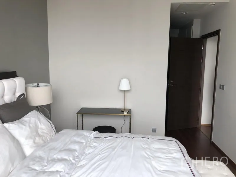 คอนโด ให้เช่าในWatthana, Bangkok - ห้องนอนสว่าง เตียงหัวเตียงบุ และโคมไฟสไตล์มินิมอล