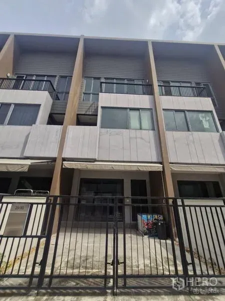 联排别墅 出售在Phra Pradaeng, Samut Prakan - 联排别墅正面外观与前院铁门