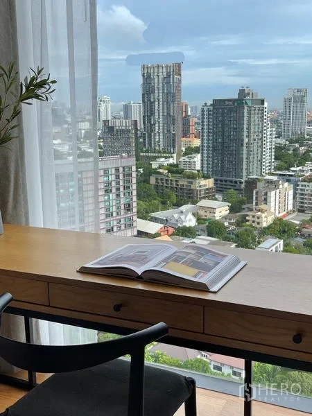 คอนโด ให้เช่าในKhlong Toei, Bangkok - โต๊ะทำงานริมหน้าต่างบานใหญ่ มองเห็นวิวสกายไลน์กรุงเทพฯ ชัดเจน