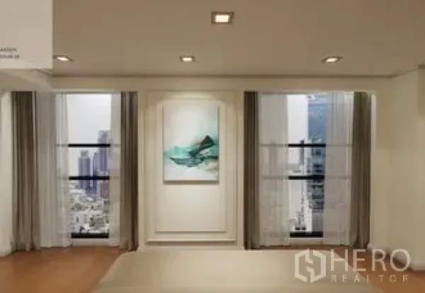 คอนโด ให้เช่า - ห้องนอนมีหน้าต่างสูงสองบาน ติดภาพแขวน มุมมองเมือง