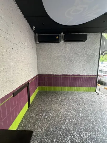 พื้นที่ขายปลีก ให้เช่าในWatthana, Bangkok - ภายในพื้นหินขัด ผนังอิฐทาสีขาว ไทล์ม่วง‑เขียว และเครื่องปรับอากาศ