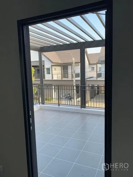 บ้าน ให้เช่าหรือขายในBang Phli, Samut Prakan - ระเบียงกว้างปูพื้นกระเบื้อง พร้อมโครงกันสาดโปร่ง