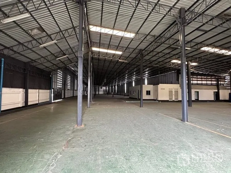 货栈 出租在Khan Na Yao, Bangkok - 宽阔仓库分区，屋顶采光板与相邻办公室。