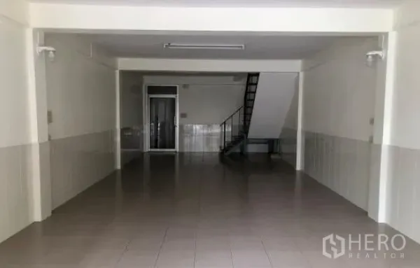 อาคารพาณิชย์ ให้เช่าในYan Nawa, Bangkok - พื้นที่ชั้นล่างแบบโอเพ่น พื้นกระเบื้อง ไฟนีออน ต่อเนื่องไปยังบันได