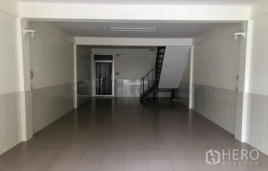 อาคารพาณิชย์ ให้เช่าในYan Nawa, Bangkok - พื้นที่ชั้นล่างแบบโอเพ่น พื้นกระเบื้อง ไฟนีออน ต่อเนื่องไปยังบันได