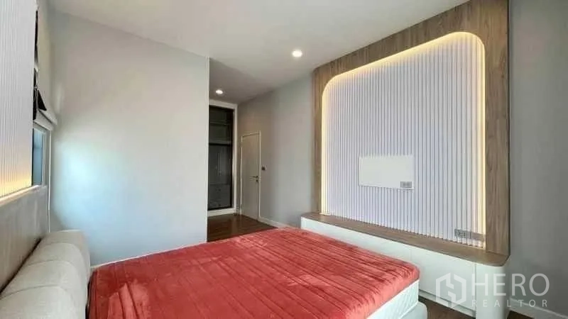 บ้านเดี่ยว for rent or sale in Bang Phli, Samut Prakan - มุมมองอีกด้านของห้องนอน โชว์ผนังตกแต่งและตู้เก็บของ