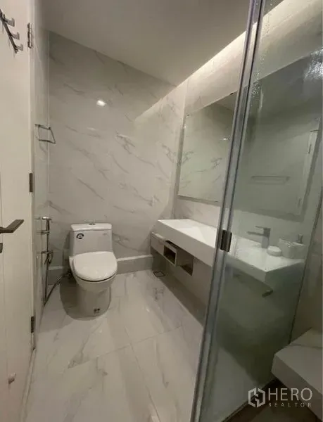 บ้าน ให้เช่าในLat Krabang, Bangkok - ห้องน้ำสไตล์โมเดิร์น ปูกระเบื้องลายหินอ่อน มีฝักบัวกระจก อ่างล้างหน้า และโถสุขภัณฑ์