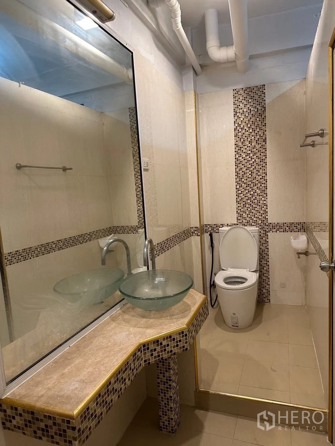 อาคารพาณิชย์ ให้เช่าในChatuchak, Bangkok - ห้องน้ำพร้อมอ่างแก้ว กระจกบานใหญ่ และโถสุขภัณฑ์