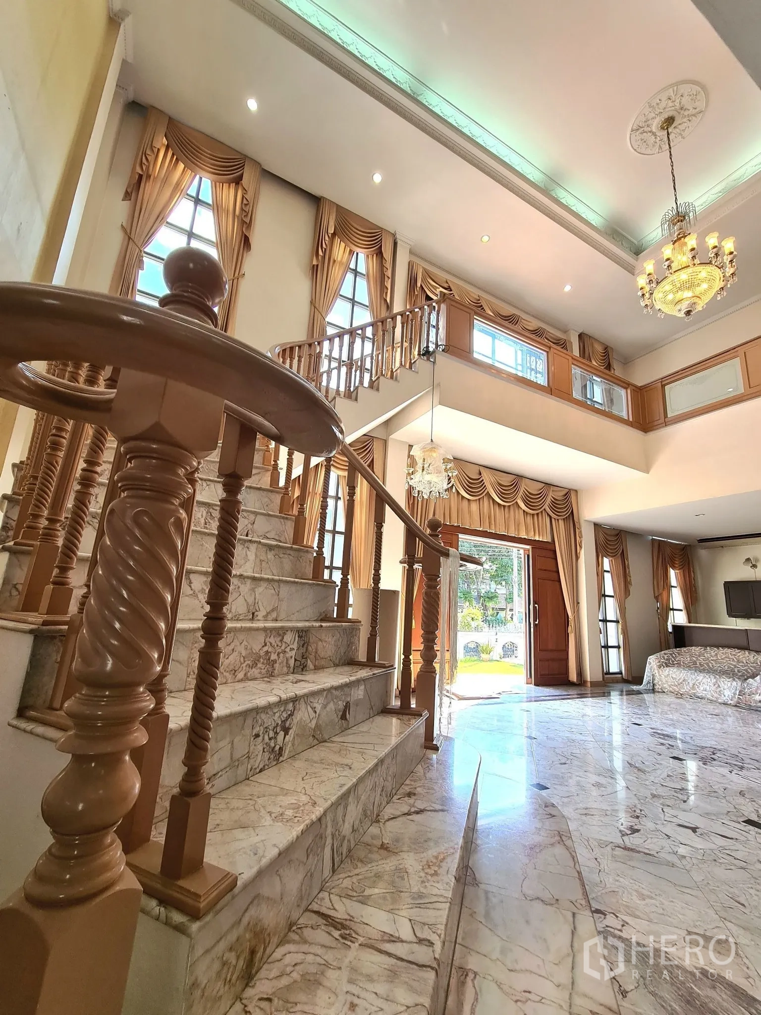 บ้าน ขายในChatuchak, Bangkok - บันไดหินอ่อนสู่โถงสว่าง ผ้าม่านสูงโปร่ง