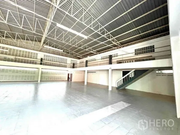 คลังสินค้า ให้เช่าในBang Phli, Samut Prakan - มุมมองพื้นที่โล่งกว้างพร้อมชั้นลอยและบันได เพิ่มพื้นที่จัดเก็บหรือสำนักงาน