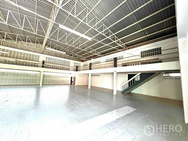 คลังสินค้า ให้เช่าในBang Phli, Samut Prakan - มุมมองพื้นที่โล่งกว้างพร้อมชั้นลอยและบันได เพิ่มพื้นที่จัดเก็บหรือสำนักงาน