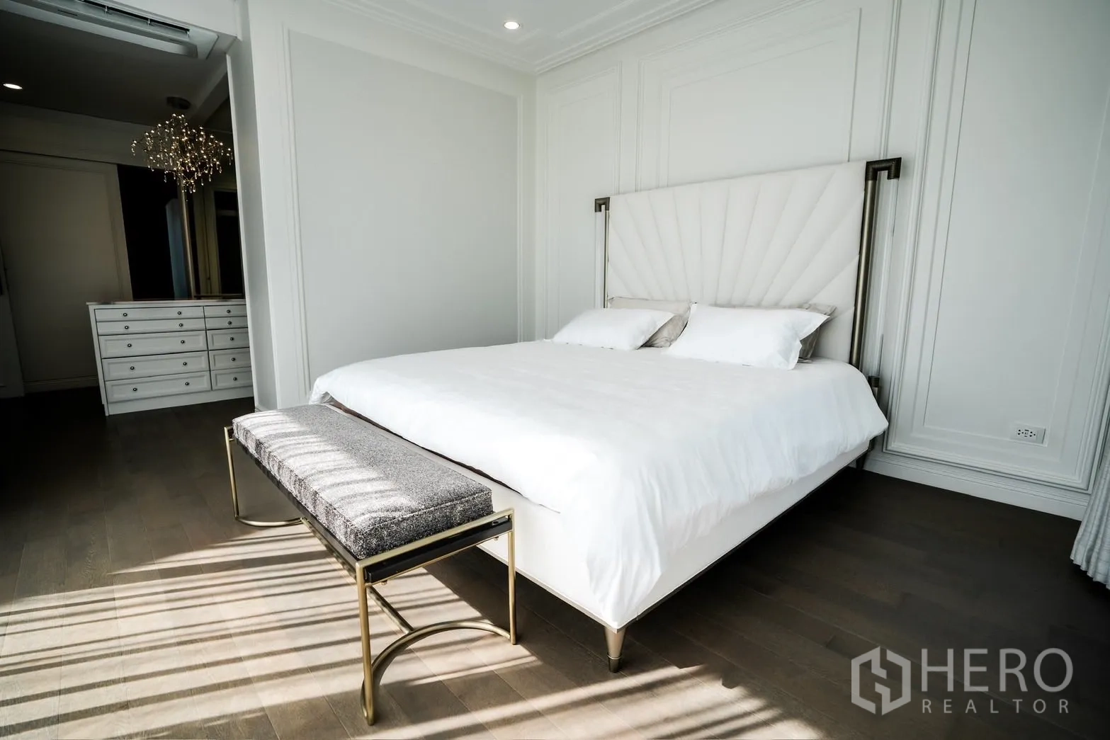 บ้าน ให้เช่าหรือขายในBang Kapi, Bangkok - ห้องนอนมาสเตอร์รับแสงดี หัวเตียงบุ ผ้านั่งปลายเตียง และพื้นไม้