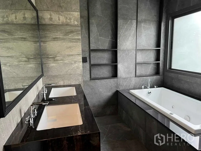 บ้าน ขายในBang Kruai, Nonthaburi - ห้องน้ำมาสเตอร์มีอ่างล้างหน้าคู่ อ่างอาบน้ำ และกระเบื้องหินสีเทา