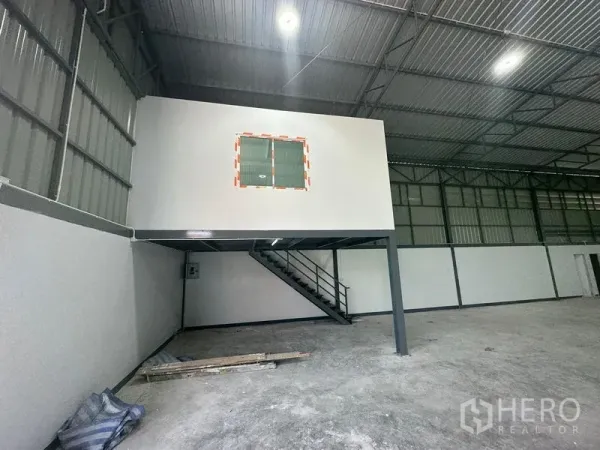 คลังสินค้า ให้เช่าในKhlong Toei, Bangkok - ออฟฟิศชั้นลอยพร้อมหน้าต่างและบันไดเหล็กภายในโกดัง