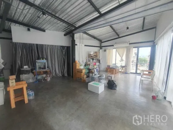 零售空间 出租在Sathon, Bangkok - 宽敞灵活的零售楼层，工业风天花、混凝土地面，多面玻璃带来自然采光。