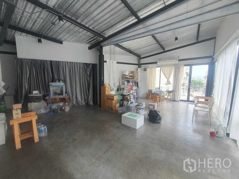 零售空间 出租在Sathon, Bangkok - 宽敞灵活的零售楼层，工业风天花、混凝土地面，多面玻璃带来自然采光。