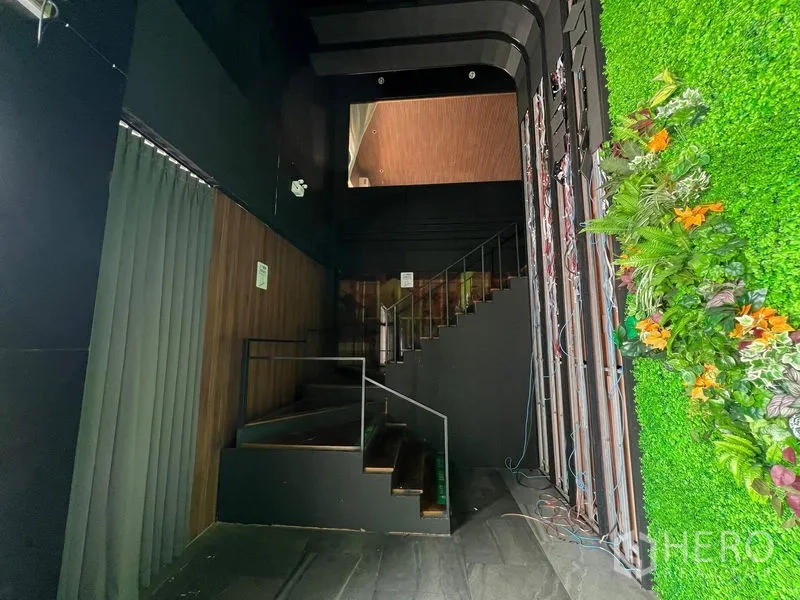 零售空间 出租在Din Daeng, Bangkok - 入口大堂，楼梯与葱郁的垂直绿墙。