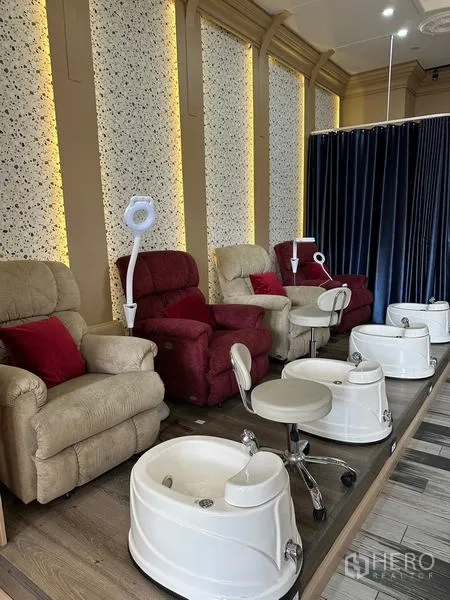 พื้นที่ขายปลีก ให้เช่าในKhlong Toei, Bangkok - มุมใกล้ของโซนเพดิเคียว มีเก้าอี้เอนนอน ม้านั่งล้อเลื่อน อ่างสีขาว และผ้าม่านกั้น