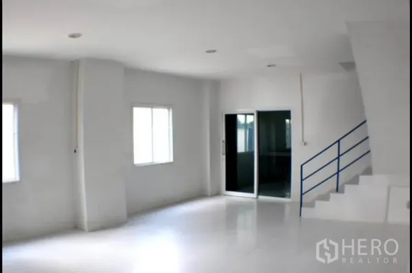 工厂 出租在Pak Kret, Nonthaburi - 开放式办公室，窗户与嵌灯，蓝色栏杆楼梯