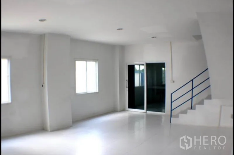 工厂 出租在Pak Kret, Nonthaburi - 开放式办公室，窗户与嵌灯，蓝色栏杆楼梯