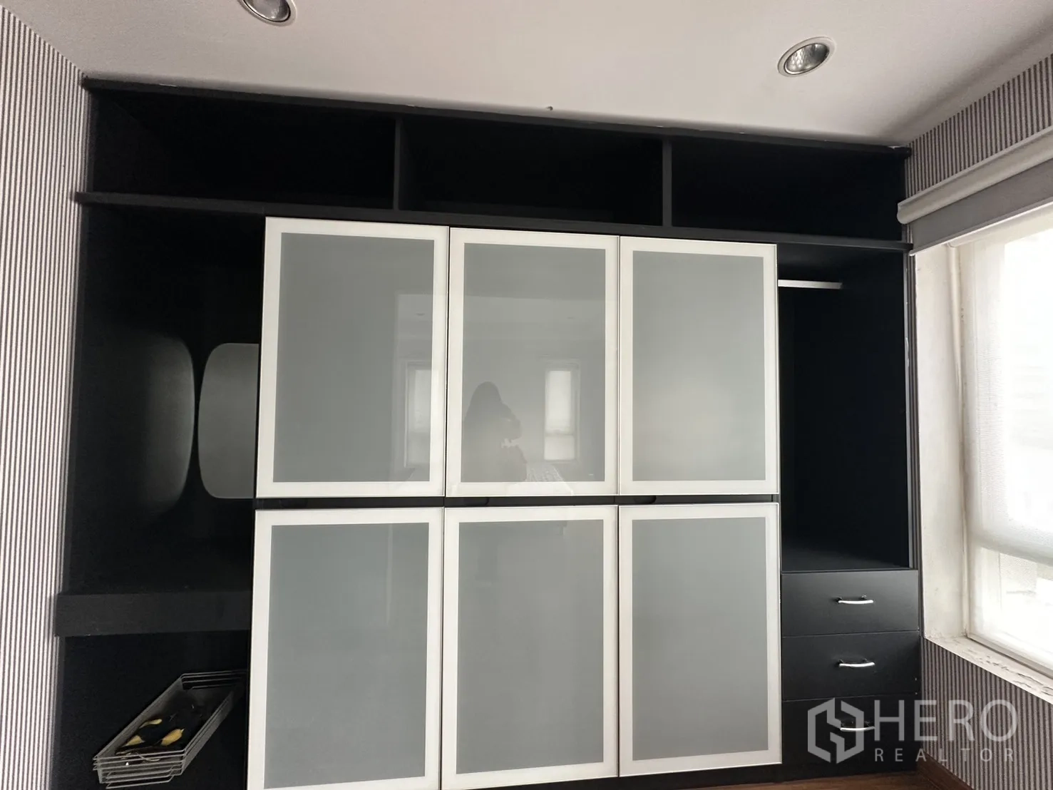 Home Office for rent in Watthana, Bangkok - Built-in wardrobe with frosted glass cabinet doors and open shelves.