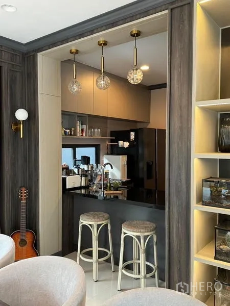 Detached House for rent in Bang Kapi, Bangkok - Breakfast bar with pendant lights and two stools opening to a compact pantry kitchen.