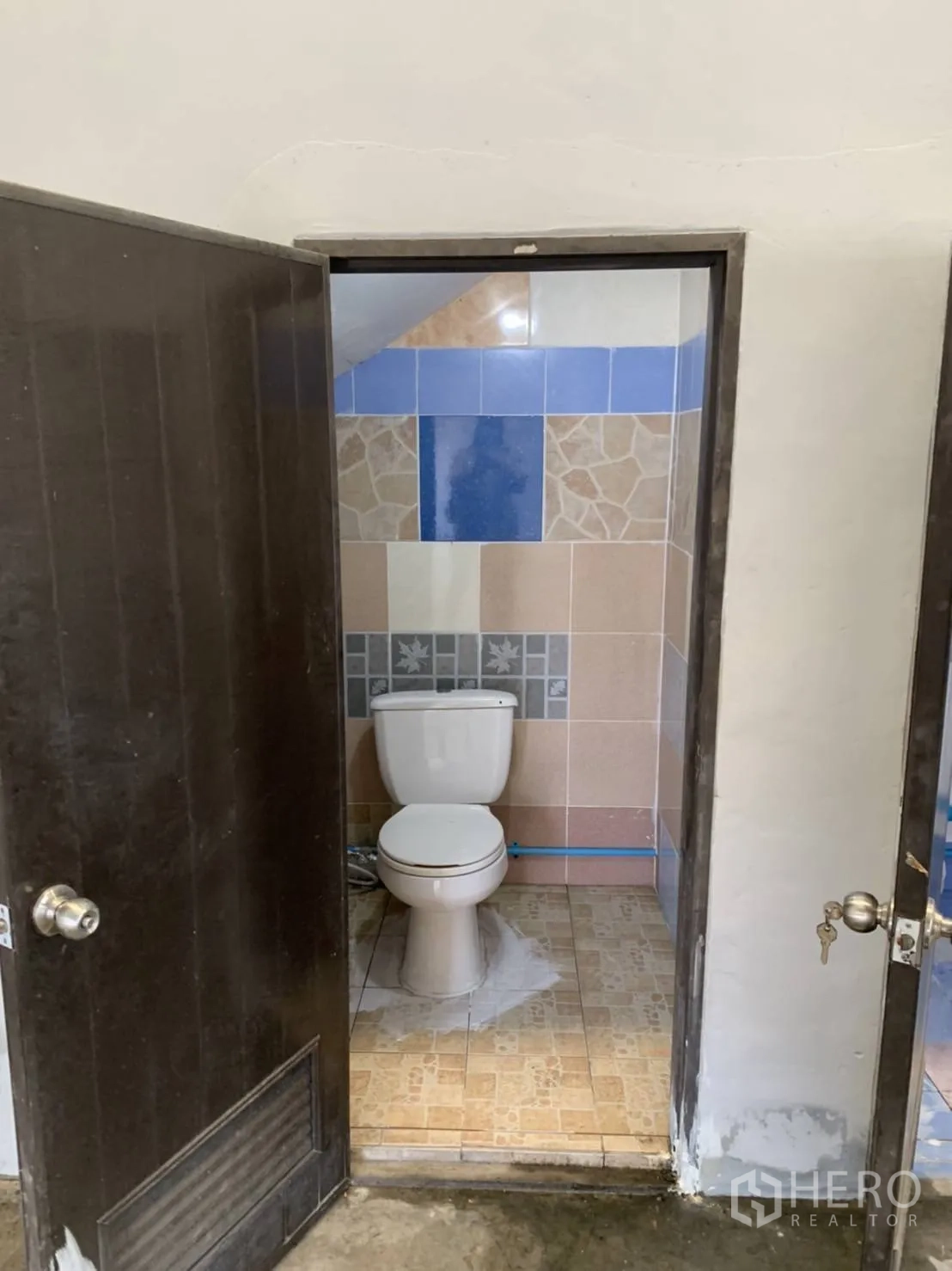 Warehouse for rent in Khlong Sam Wa, Bangkok - Warehouse bathroom with toilet and tiled walls.