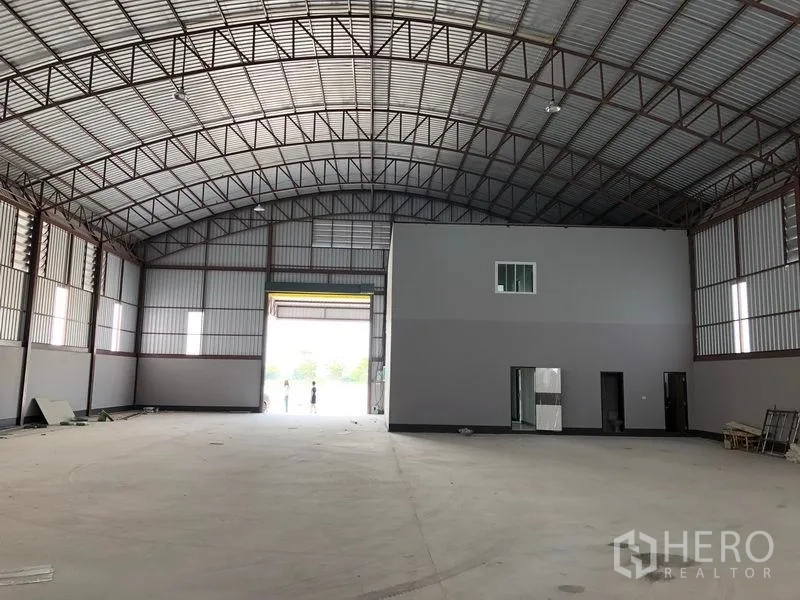 工厂 出租或出售在Bang Len, Nakhon Pathom - 仓库大厅朝向装卸门，内置办公室盒体。