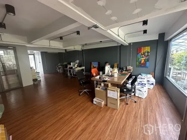 สำนักงานที่บ้าน ให้เช่าในSathon, Bangkok - พื้นที่ทำงานแบบเปิดพื้นไม้ เพดานคานเปลือยและหน้าต่างบานใหญ่รับแสงธรรมชาติ