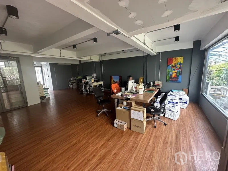 สำนักงานที่บ้าน ให้เช่าในSathon, Bangkok - พื้นที่ทำงานแบบเปิดพื้นไม้ เพดานคานเปลือยและหน้าต่างบานใหญ่รับแสงธรรมชาติ