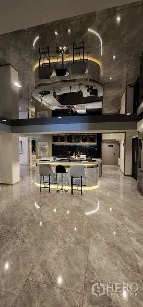 店屋 出租或出售在Din Daeng, Bangkok - 双层挑高中庭，设夹层与发光吧台，地面光亮。