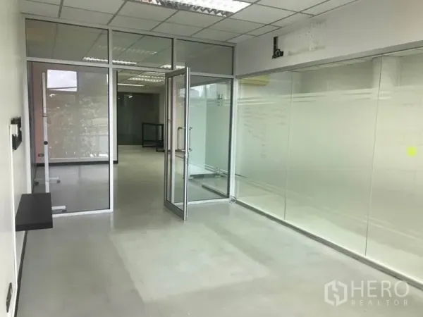 สำนักงาน ให้เช่าในKhlong Toei, Bangkok - โถงทางเดินกั้นกระจก นำไปสู่ห้องประชุม ประตูกระจกใสพร้อมแผ่นฟรอสต์
