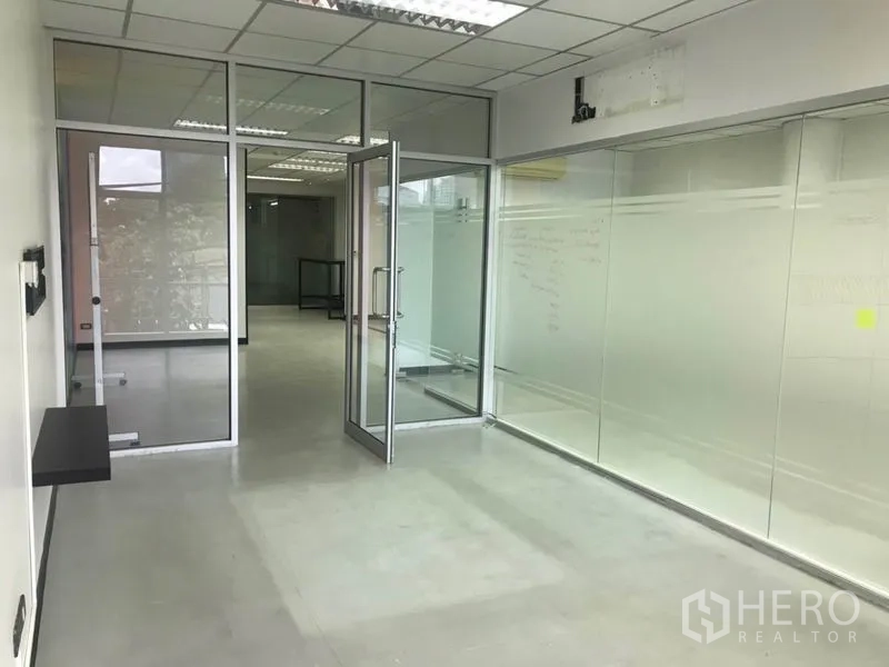 สำนักงาน ให้เช่าในKhlong Toei, Bangkok - โถงทางเดินกั้นกระจก นำไปสู่ห้องประชุม ประตูกระจกใสพร้อมแผ่นฟรอสต์