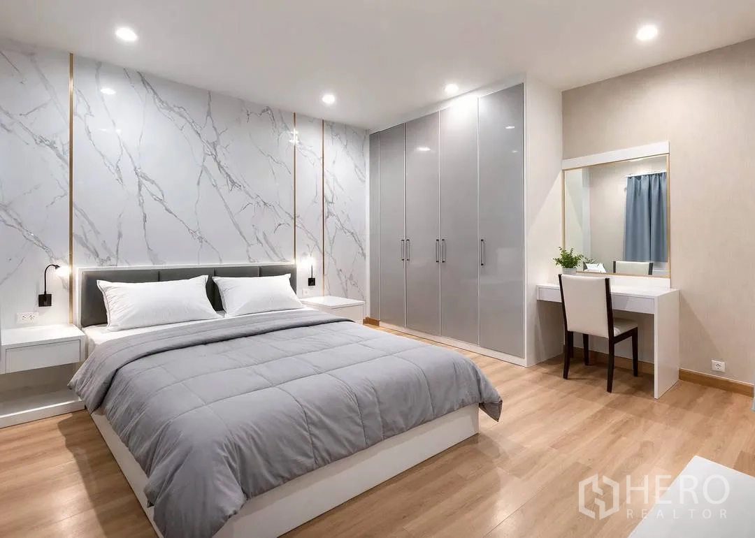 บ้านเดี่ยว for rent in Suan Luang, Bangkok - ห้องนอนโมเดิร์น ตู้เสื้อผ้าบิวท์อินและโต๊ะเครื่องแป้ง