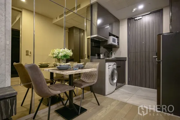 คอนโด ให้เช่าในWatthana, Bangkok - ครัวขนาดกะทัดรัด มีตู้เก็บของ ไมโครเวฟ เครื่องซักผ้า และชุดทานอาหาร