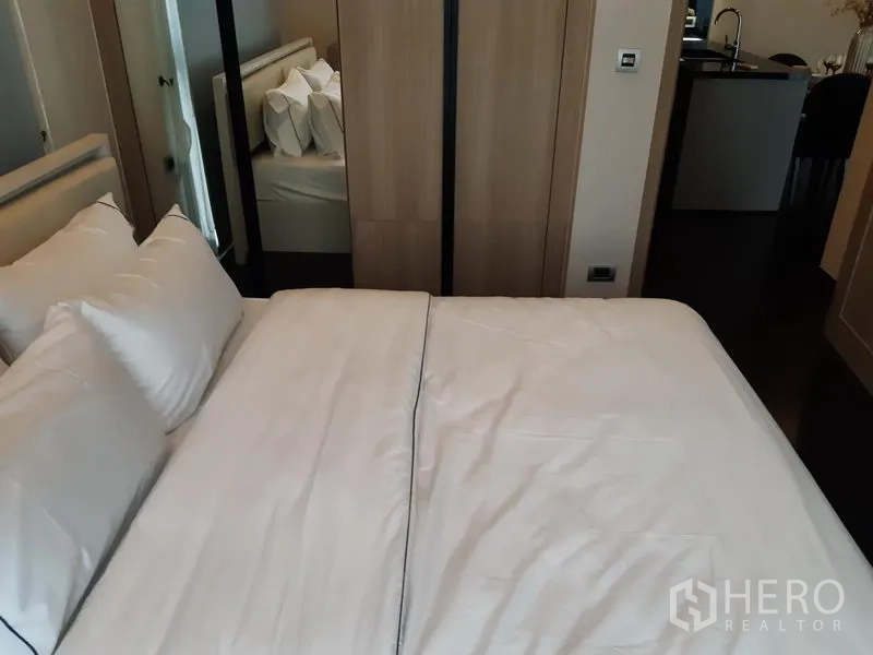 คอนโด ให้เช่าในWatthana, Bangkok - ห้องนอนพร้อมเตียง ตู้เสื้อผ้า และกระจกเงา