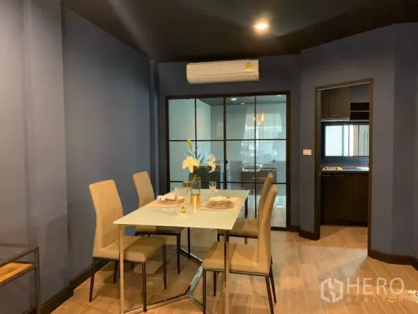 联排别墅 出租在Bang Kapi, Bangkok - 餐区带玻璃隔断与空调，并与厨房相连。