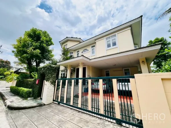 Detached House for rent in Prawet, Bangkok - Two-storey detached house with gated driveway and covered carport in Golden Nakara.