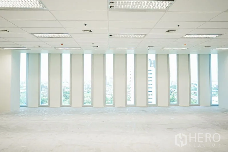 สำนักงาน ให้เช่าในBang Na, Bangkok - มุมมองภายในสำนักงานสู่แถวหน้าต่างสูง มองเห็นเส้นขอบฟ้าบางนา