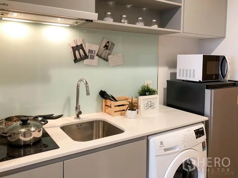 คอนโด ให้เช่าหรือขายในBang Rak, Bangkok - ภาพระยะใกล้ของท็อปครัวมินิมอล เตาไฟฟ้าและอ่างสแตนเลส