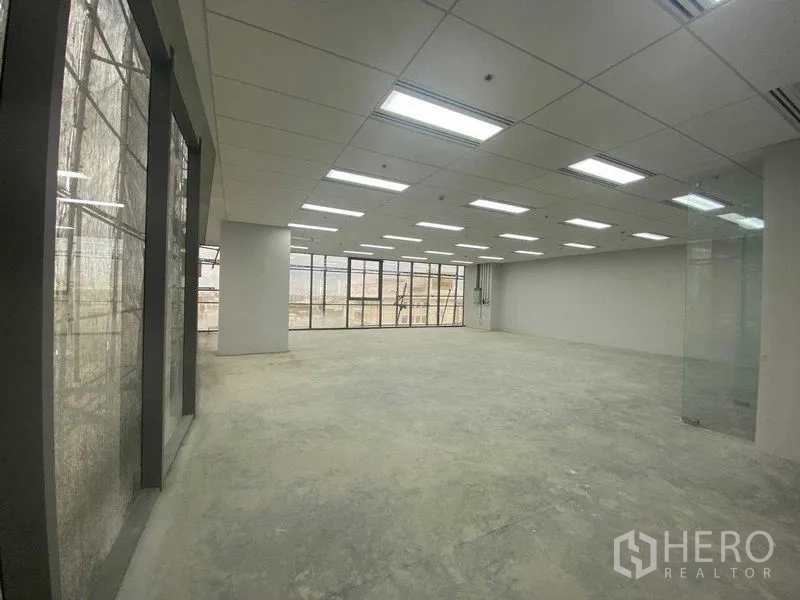 สำนักงาน ให้เช่าในPhra Khanong, Bangkok - พื้นที่ออฟฟิศมุมมองกว้าง มีผนังกระจกและประตูกระจก เปิดโล่ง