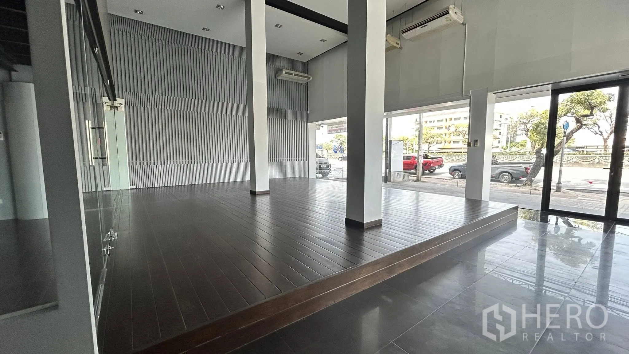 โชว์รูม for rent or sale in Bang Phli, Samut Prakan - โถงโชว์รูมเพดานสูง พื้นยกระดับสำหรับจัดแสดง และกระจกเต็มสูง