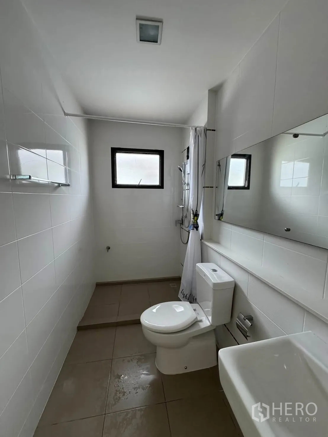 บ้านเดี่ยว for rent in Prawet, Bangkok - ห้องน้ำที่สองกรุผนังกระเบื้อง พร้อมโถสุขภัณฑ์ อ่างล้างหน้า และโซนอาบน้ำยกสเต็ป