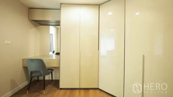 คอนโด ให้เช่าในKhlong San, Bangkok - ตู้เสื้อผ้าบิวท์อินบานเงา พร้อมโต๊ะเครื่องแป้งและกระจกในมุมแต่งตัว