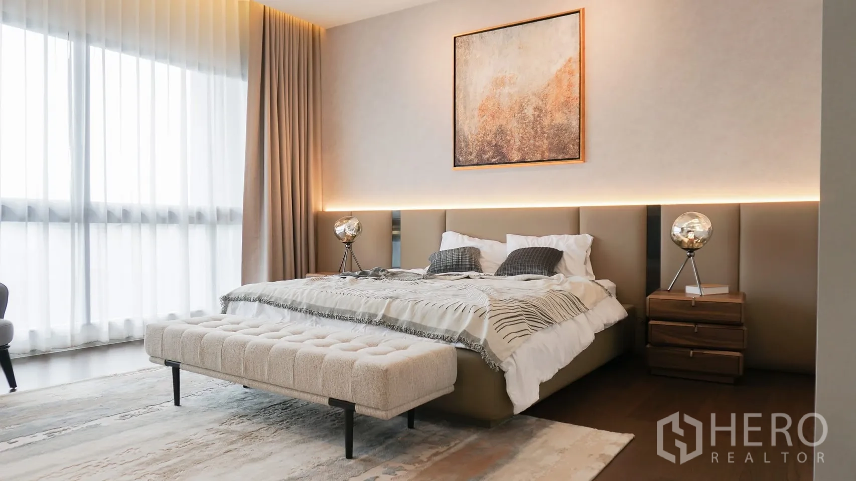 独立式住宅 出租或出售在Bang Kapi, Bangkok - 卧室旁的化妆区，背光镜台设计。