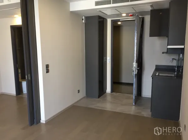 คอนโด ขายในWatthana, Bangkok - พื้นที่นั่งเล่นแบบเปิด เชื่อมห้องนอนด้วยประตูบานเลื่อนและครัวบิลท์อิน