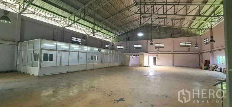 货栈 出售在Bang Phli, Samut Prakan - 高挑厂房内部，钢结构屋架与天窗，内设玻璃隔间办公室