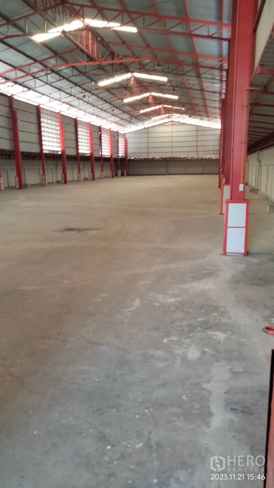 โกดัง for rent in Bang Phli, Samut Prakan - ภาพมุมกว้างภายในโกดังที่แสดงพื้นที่พื้นชัดเจน.