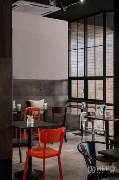 พื้นที่ขายปลีก ให้เช่าในSathon, Bangkok - มุมที่นั่งบรรยากาศสบาย เก้าอี้หลากสีข้างหน้าต่างสูง