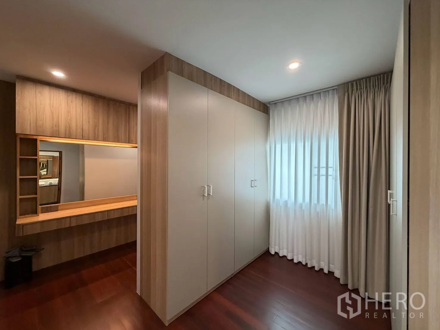 Detached House for rent in Suan Luang, Bangkok - Dressing area with built-in wardrobes, vanity and full-length curtains.